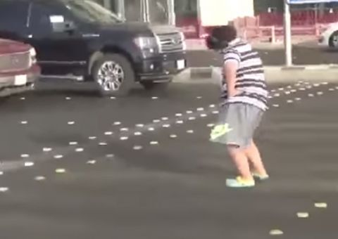 Adolescente dança 'Macarena' no meio da rua e acaba preso 