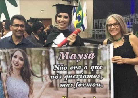 Pais estendem faixa ‘irônica’ durante formatura e viram assunto na web: 'Não era o que queríamos' 
