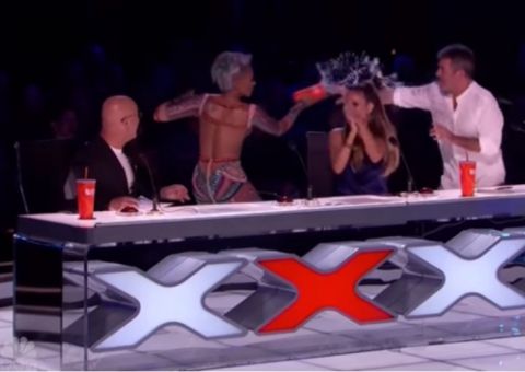 Mel B joga água em Simon Cowell e abandona programa após piada
