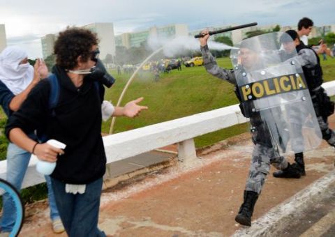 CCJ aprova projeto que pune atos de resistência à autoridade policial