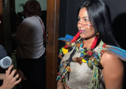 Cantora indígena lota Teatro Amazonas no lançamento de novo CD