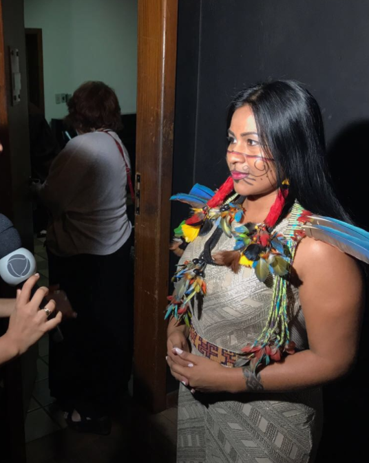 Cantora indígena lota Teatro Amazonas no lançamento de novo CD