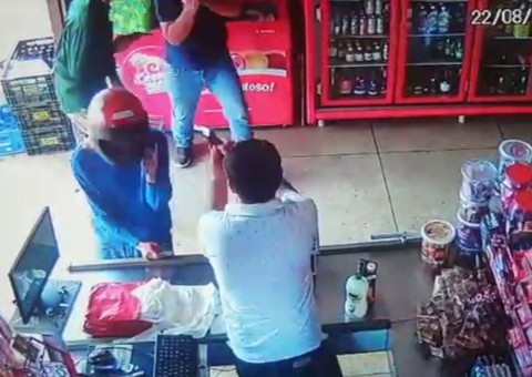 Comerciante reage a assalto e mata ladrões a tiros; vídeo