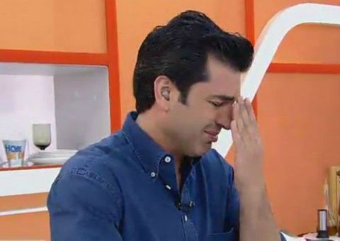 Constrangedor: Edu Guedes se depara com larva durante preparação de receita na TV