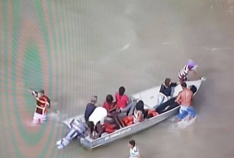 Embarcação com mais de 100 pessoas vira e deixa 3 mortos na Bahia