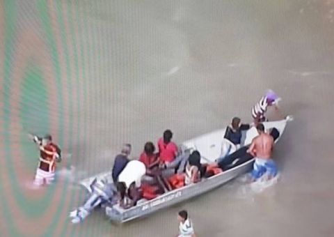 Embarcação com mais de 100 pessoas vira e deixa 3 mortos na Bahia