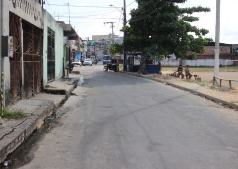 Homem é assassinado com dois tiros na cabeça em rua de Manaus