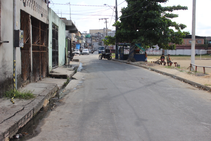 Homem é assassinado com dois tiros na cabeça em rua de Manaus