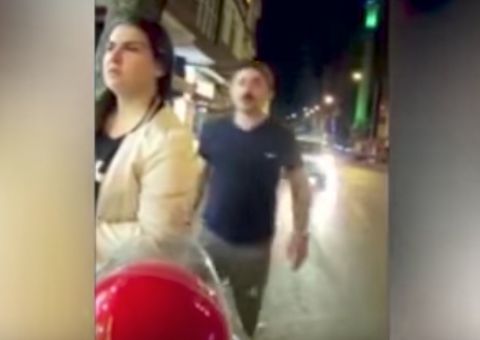 Em vídeo chocante, homem transmite o próprio atropelamento por carro 