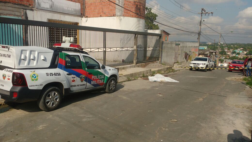 Em Manaus, homem é executado a tiros na frente da esposa