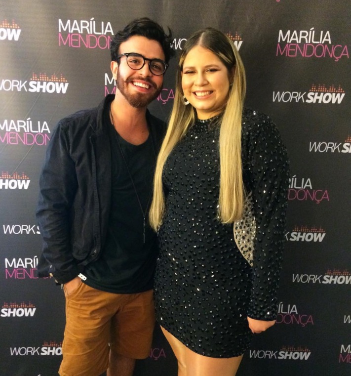 Recém-separada, Marília Mendonça é flagrada aos beijos com ator