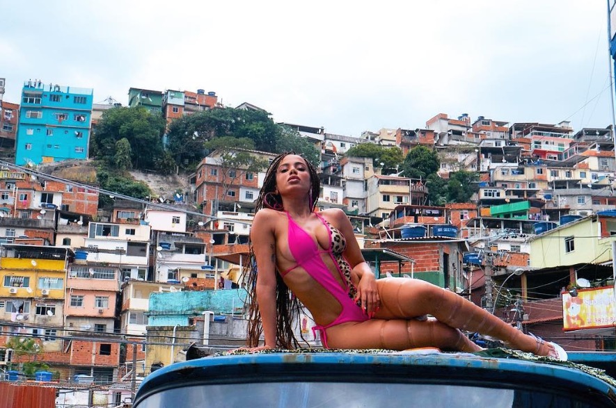 Fotógrafo de estrelas internacionais mostra nova foto de Anitta em clipe e agradece