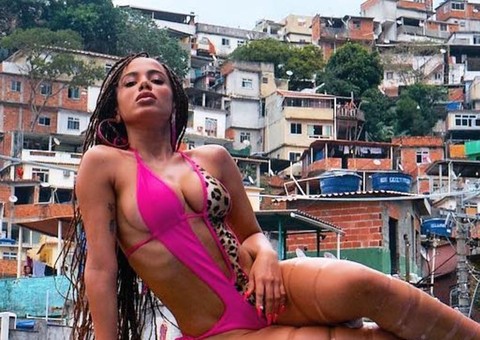 Fotógrafo de estrelas internacionais mostra nova foto de Anitta em clipe e agradece