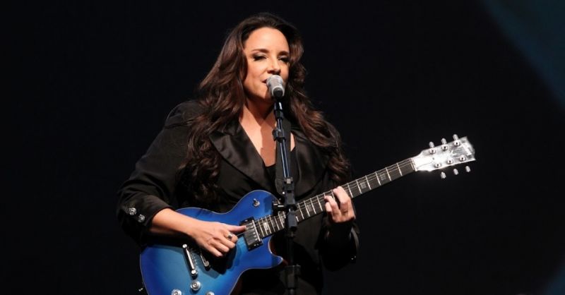 Ana Carolina sofre acidente ao colidir com caminhão em estrada