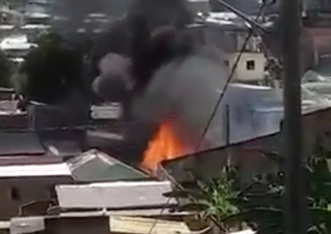 Incêndio atinge casas em bairro de Manaus