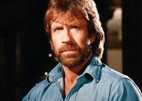 Chuck Norris sofre dois ataques cardíacos no mesmo dia e sobrevive