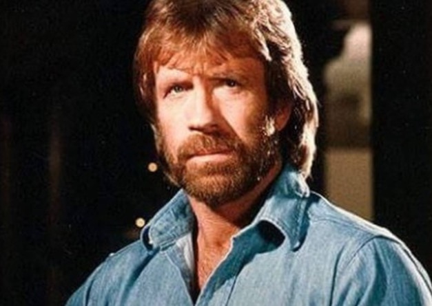 Chuck Norris sofre dois ataques cardíacos no mesmo dia e sobrevive
