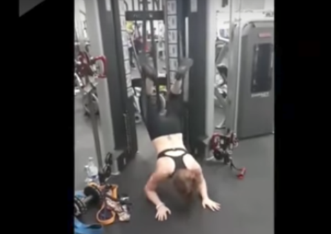 Mulher vai fazer exercício em academia e acaba mostrando bumbum