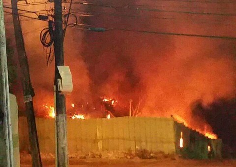 Incêndio de grandes proporções atinge área de mata em Manaus