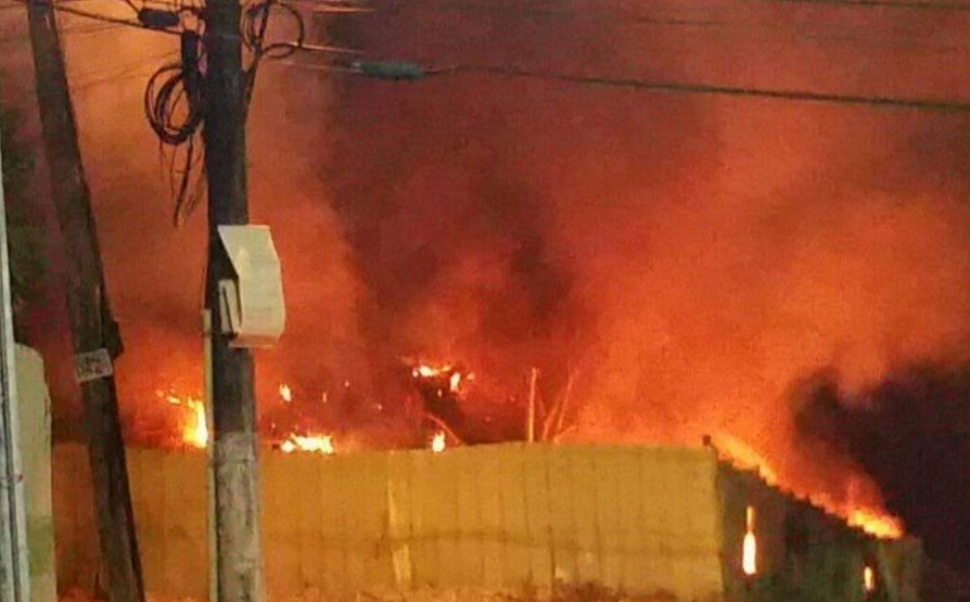 Incêndio de grandes proporções atinge área de mata em Manaus