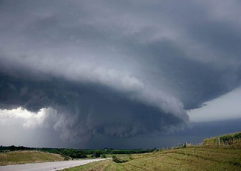 Harvey: maior tempestade em 12 anos nos EUA leva milhares a fugirem 