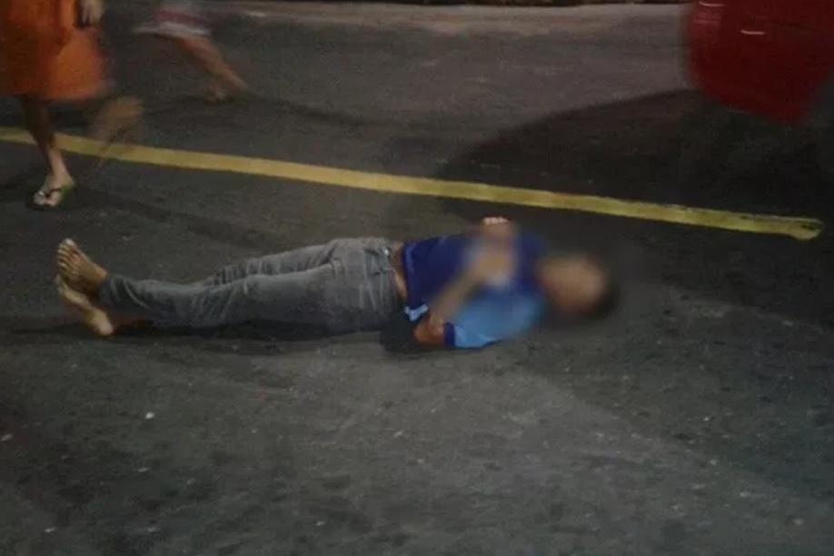 Durante fuga, suposto assaltante é baleado e saqueado por populares em Manaus