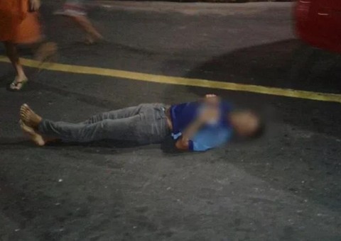 Durante fuga, suposto assaltante é baleado e saqueado por populares em Manaus