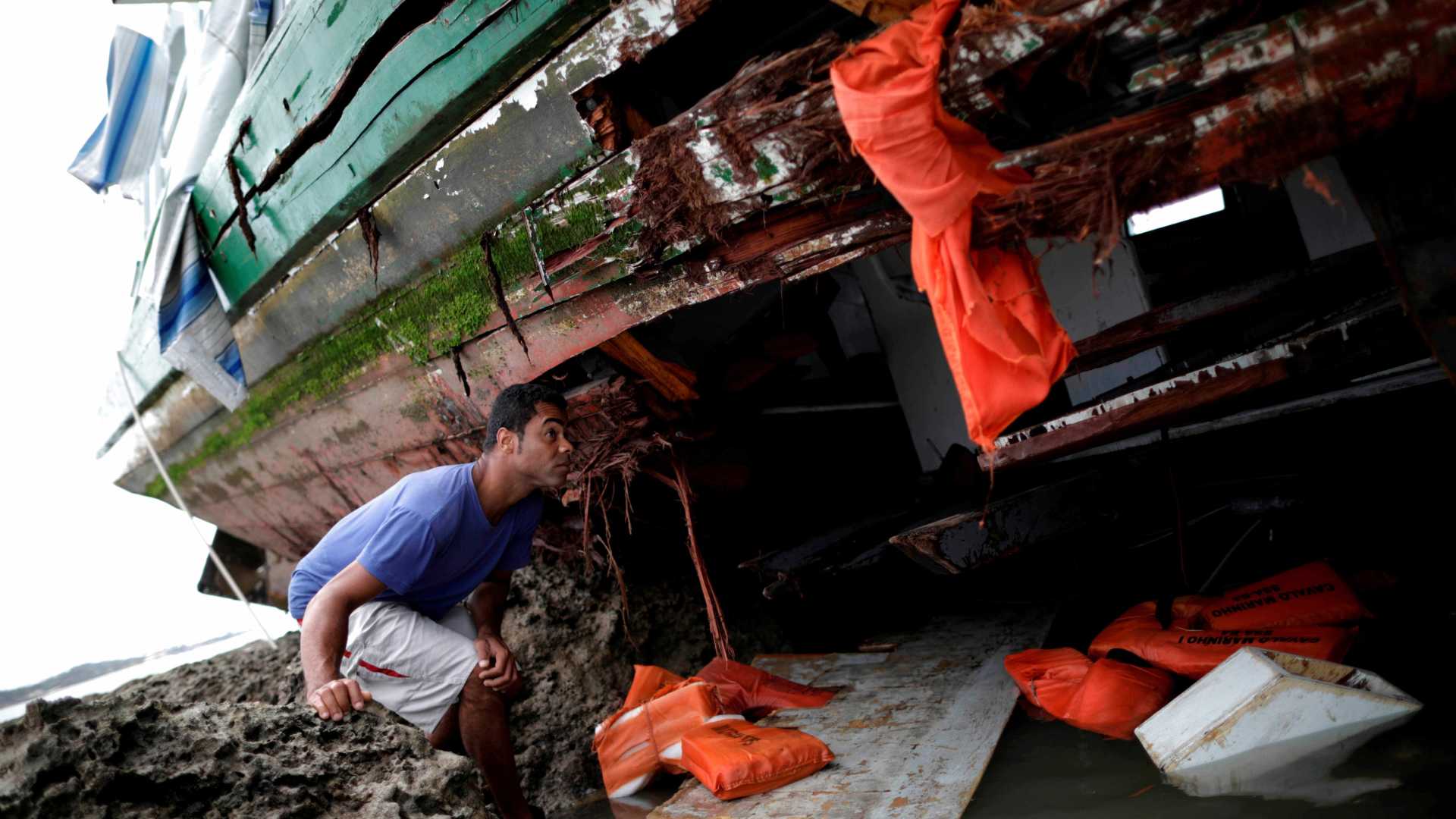Sobreviventes de naufrágio na Bahia denunciam que coletes salva-vidas estavam amarrados 