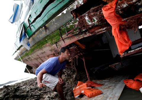 Sobreviventes de naufrágio na Bahia denunciam que coletes salva-vidas estavam amarrados 