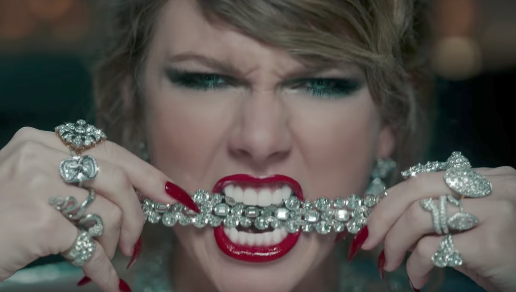 Taylor Swift aparece ousada, perigosa e cheia de cobras em prévia de clipe