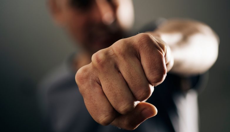 Homem agride vítima com soco durante assalto em Manaus