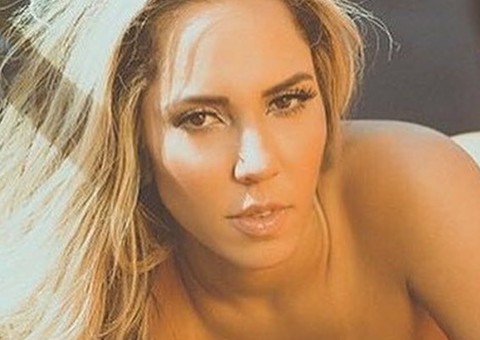 Mulher Melão rebola de fio-dental em lancha 