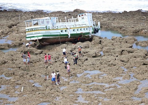 Dois continuam desaparecidos após naufrágio na Bahia