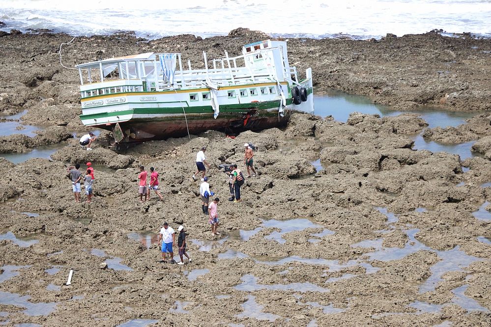 Dois continuam desaparecidos após naufrágio na Bahia
