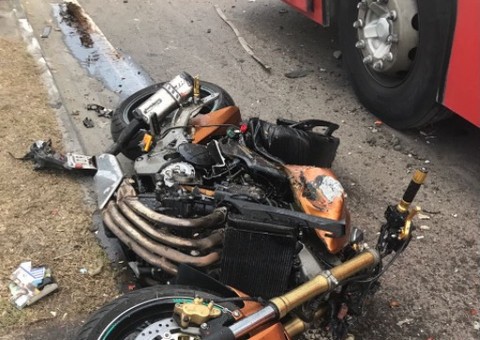 Motociclista morre após colidir com ônibus na av. Torquato Tapajós