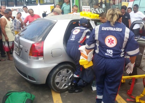 Acidente entre carro e ônibus deixa vítimas presas às ferragens em Manaus