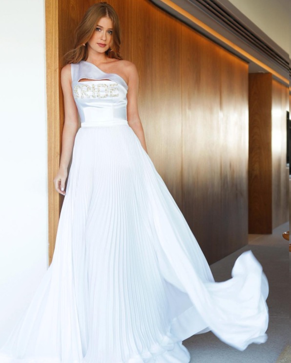Vestida de noiva, Marina Ruy Barbosa mostra look completo de despedida de solteira