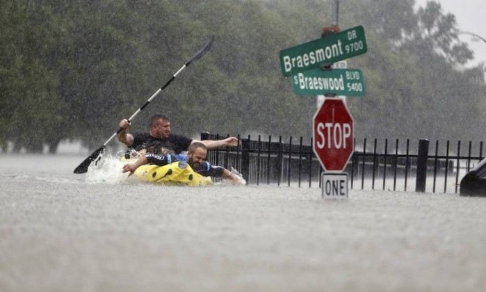 Mais de mil pessoas foram resgatadas de inundações em Houston