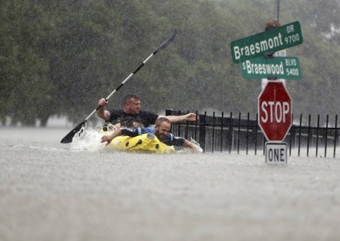 Mais de mil pessoas foram resgatadas de inundações em Houston