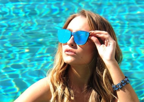 Amante em 'A Força do Querer', Carla Diaz mostra corpão em dia de piscina