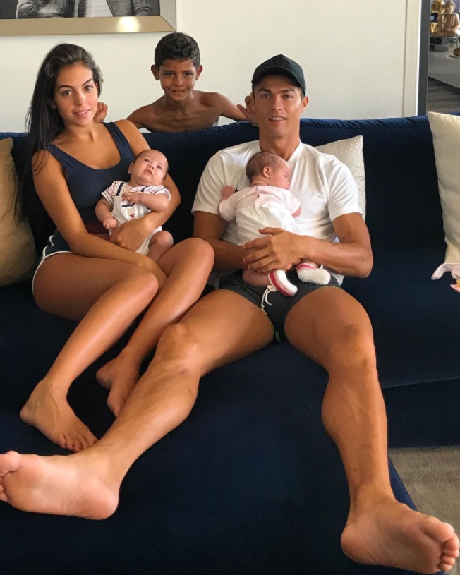 Cristiano Ronaldo encanta seguidores com foto rara de todos os filhos 