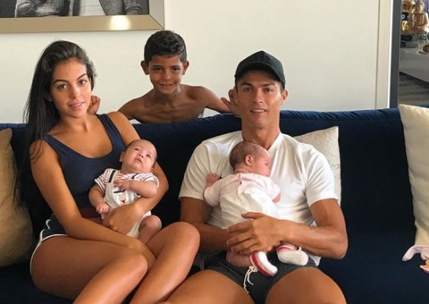 Cristiano Ronaldo encanta seguidores com foto rara de todos os filhos 