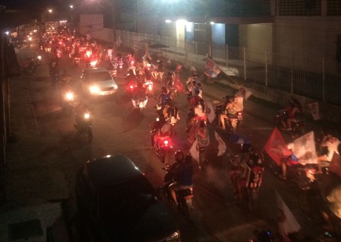 Eleitores vão as ruas comemorar vitória de Amazonino