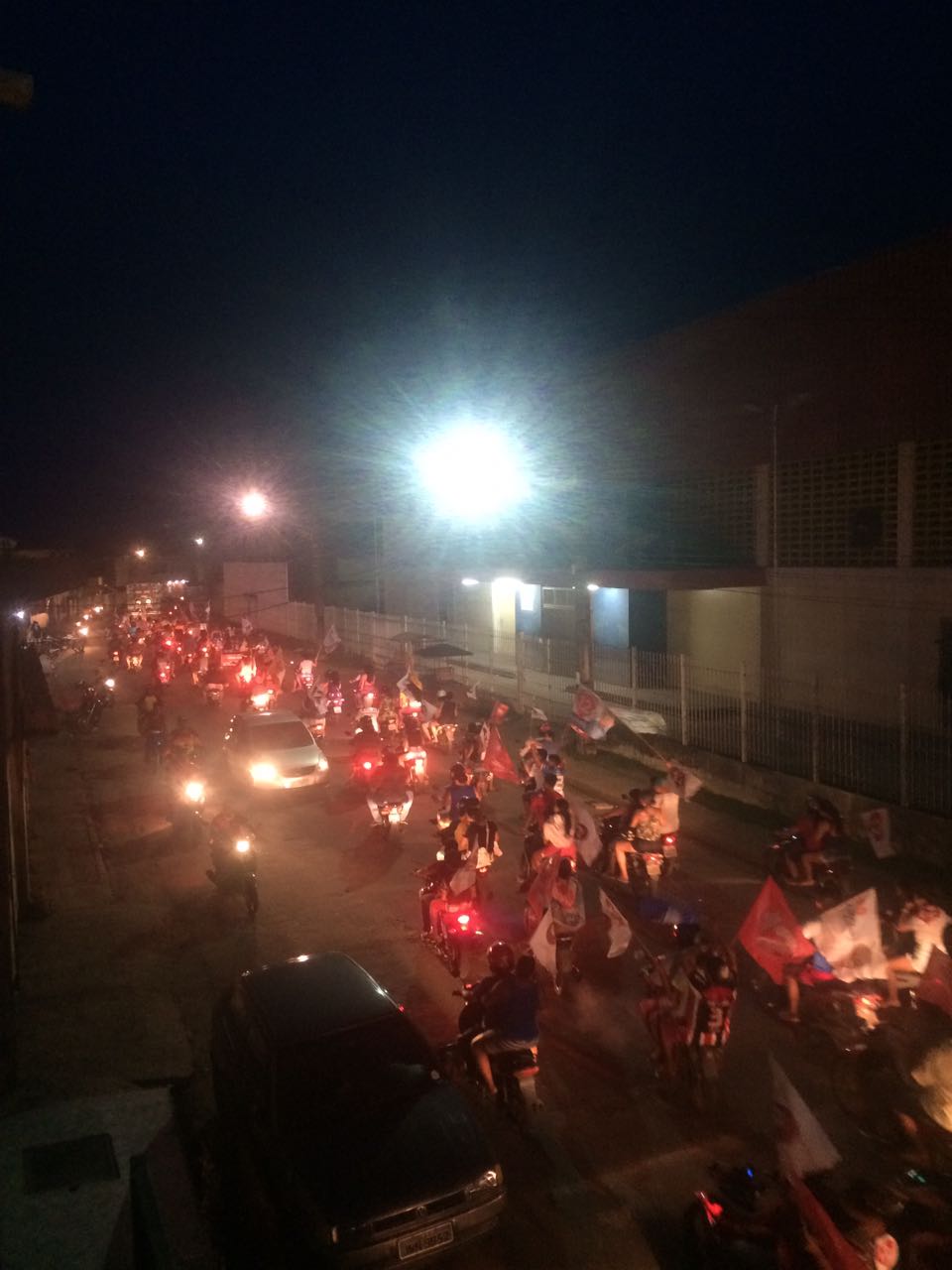 Eleitores vão as ruas comemorar vitória de Amazonino