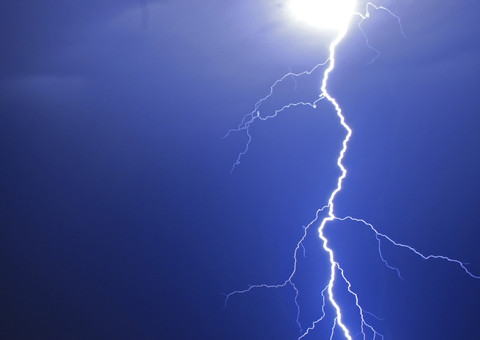 Homem tenta filmar tempestade e é surpreendido por raio; vídeo