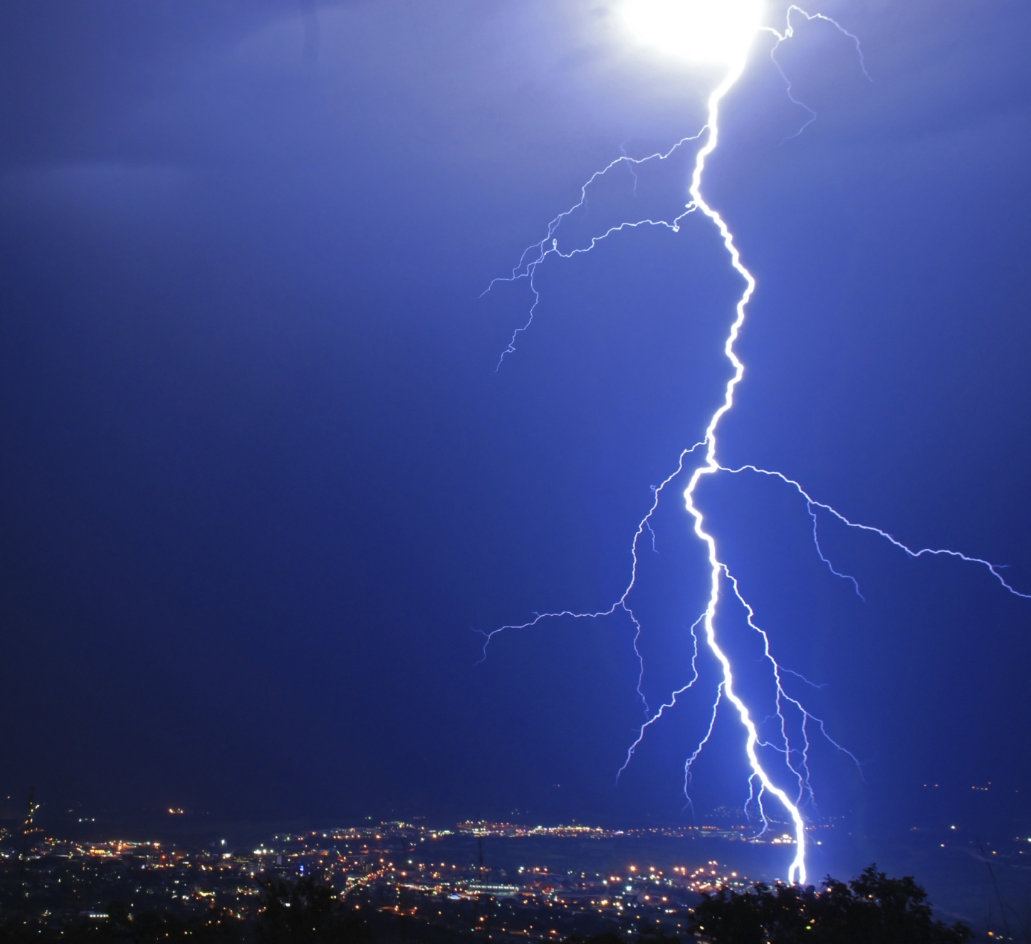Homem tenta filmar tempestade e é surpreendido por raio; vídeo