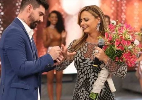 Viviane Araújo anuncia fim do noivado com jogador Radamés