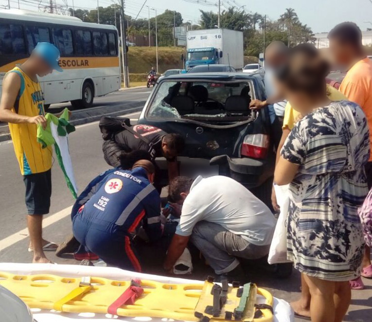 Acidente entre carro e motocicleta deixa um ferido em avenida de Manaus