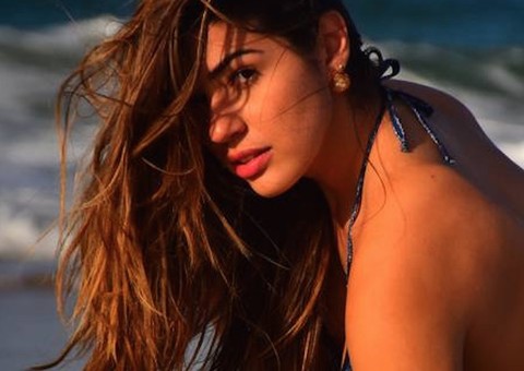 Ex-BBB Vivian bota corpão para jogo em 1º ensaio de biquíni. Veja fotos