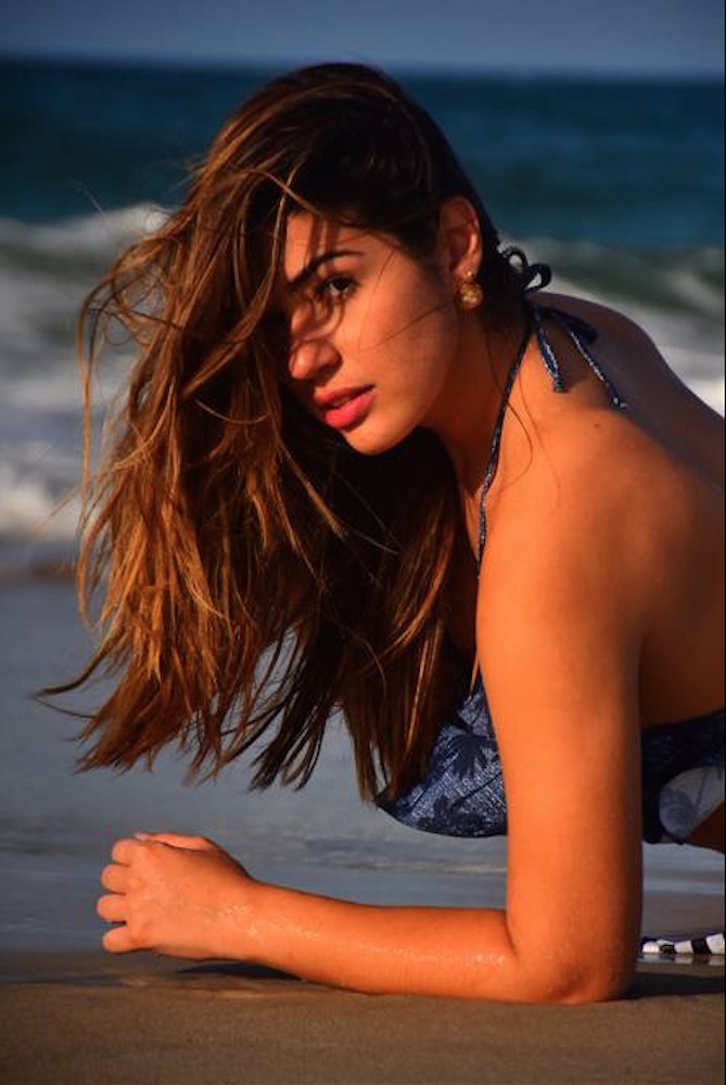 Ex-BBB Vivian bota corpão para jogo em 1º ensaio de biquíni. Veja fotos